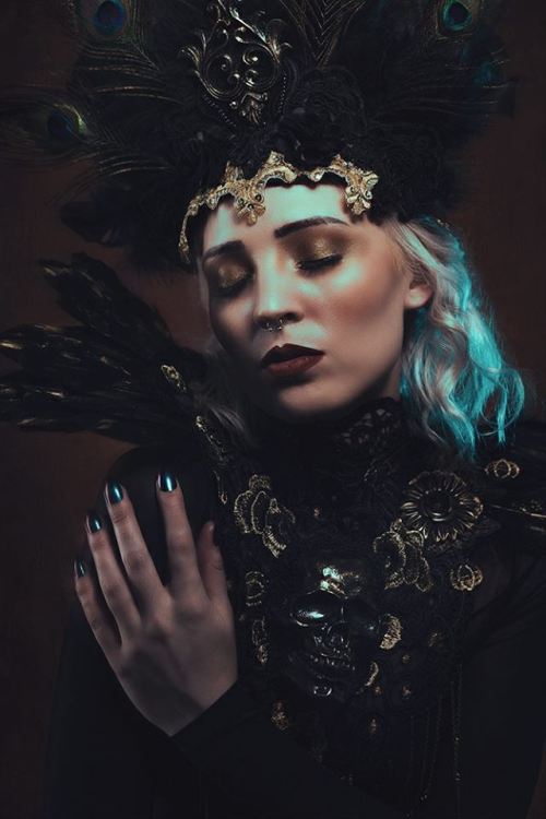 Photographer/Model: Justine Louise PhotographyPeacock burlesque headpiece &amp; skullcollar: Tua