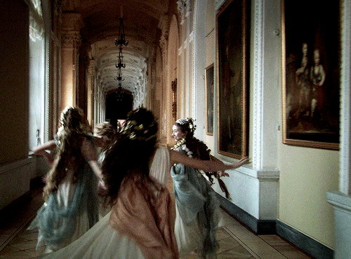 dailyworldcinema:— Run. I can’t keep up with you. Little birds. Русский ковчег (2002)RUSSIAN ARK, di