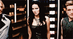 mynightmaresareaboutlosingyou:  catching fire meme • [2/8] scenes Johanna unzips