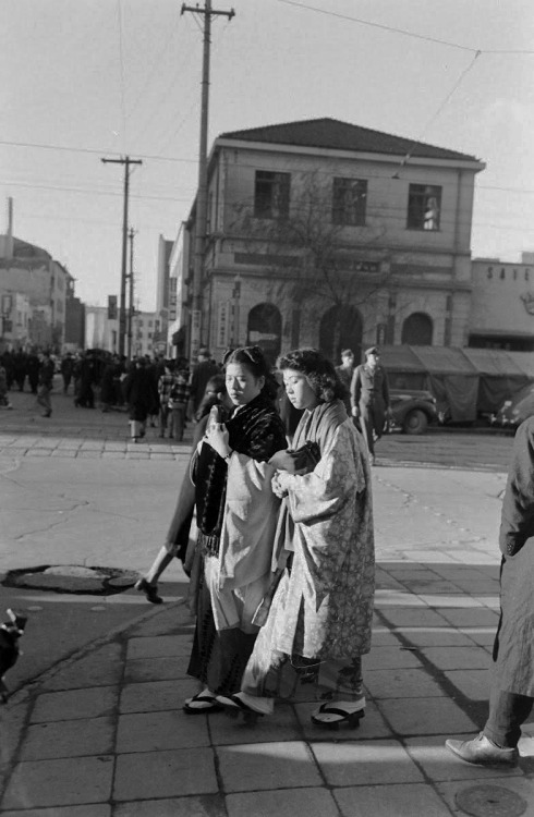 People gather on the streets for New Year’s Celebration, Tokyo, 1949Ph. Carl Mydans