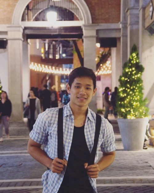 sharingpornvideos:    Singapore Grindr Collection  Thai/SG mix 