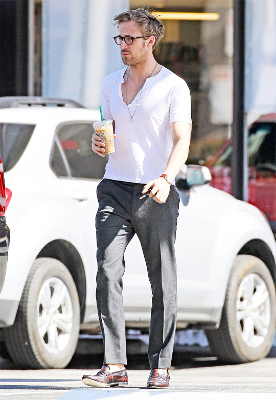 ryangoslingsource:  Ryan Gosling at 7-11 (May 3rd, 2011)