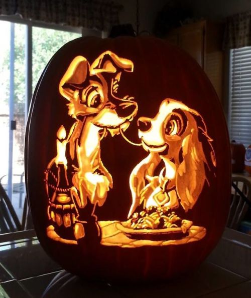 sixpenceee:Alex Wer is an award-winning artist working under the name The Pumpkin Geek. He carves cu