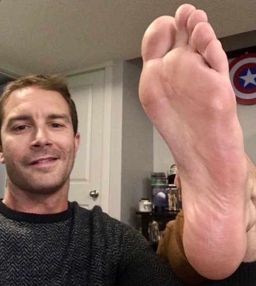 whitemalefeet:Let me lick the sweat off your feet, sir ;) nice foot