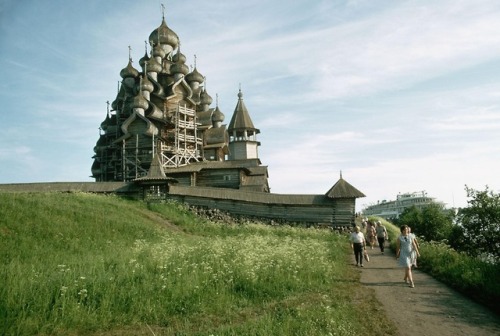 sovietpostcards:Wooden 22-dome Transfiguration Church on Kizhi, an island in the north of Russia. Ph