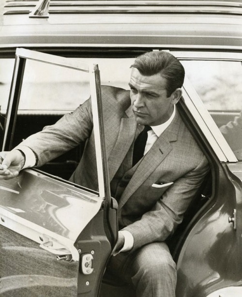 Sean Connery dans le costume de James Bond, tournage de Golfinger, 1964. Tirage vintage sur www.phot