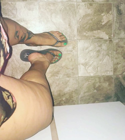 tiffnyztoez: #pedicure #limegreen #tiffnyztoez #footworshipping #footporn #premiumsnapchat #dmmeford