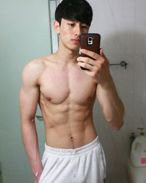 korean-98-bi:  inchengay:  훈남몸짱의 정석   :)