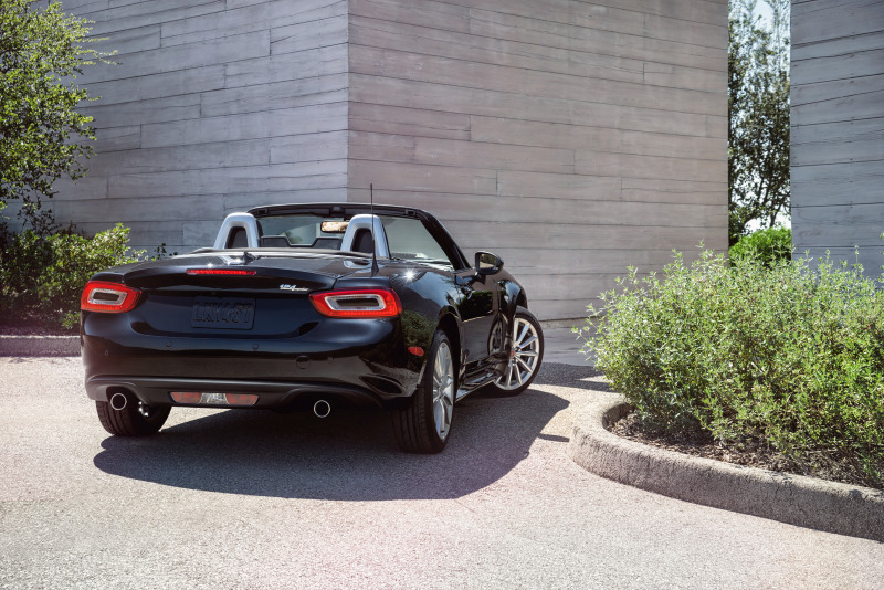 fiatusa:
“ Send a beautiful message with a sharp look in the 2017 FIAT® 124 Spider. (Available Summer 2016)
”
Мототуризм в Пьемонте, Италия www.mototuritalia.ru