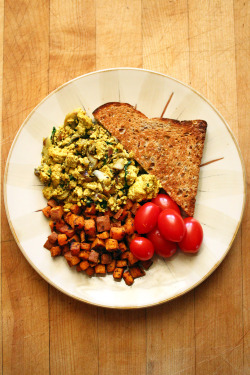 garden-of-vegan:  Tofu scramble with mushrooms, spinach, and red onion, sweet potato hash browns, sprouted grain toast, and grape tomatoes.