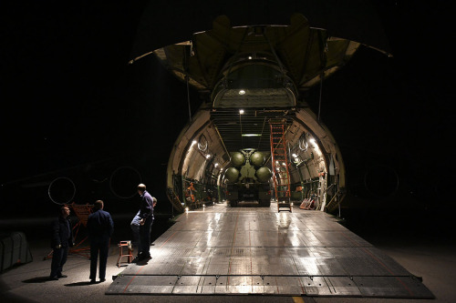 Unloading S-400 Triumph from an Antonov An-124, during the joint Russian-Serbian air defense exercis