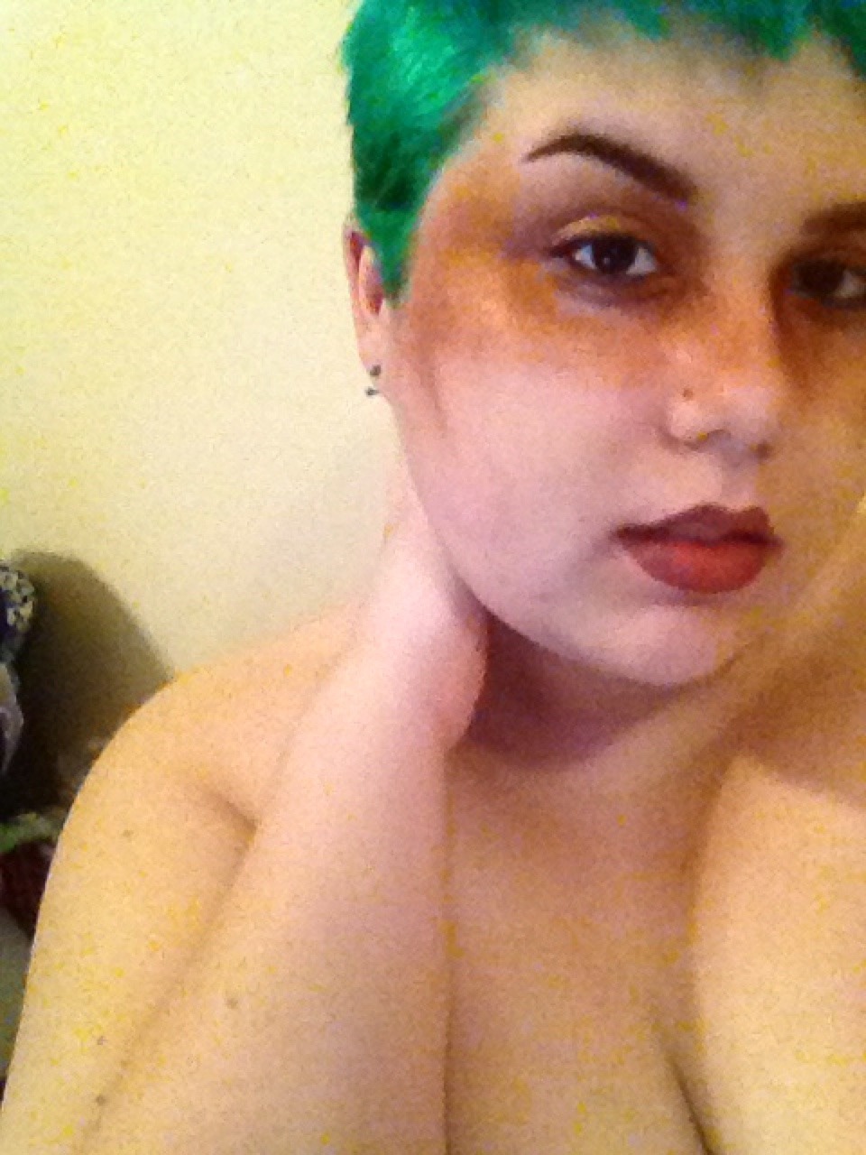 sadpunkhamlet:  Hi, I have green hair and like to play with make up.