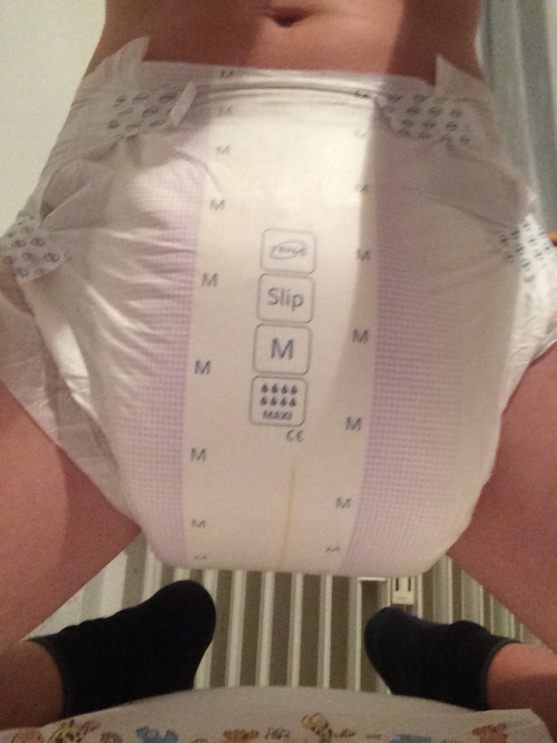 diaperlovinglittle:  Freshly diapered in this huge diaper, never wore a diaper with so many inserts! 