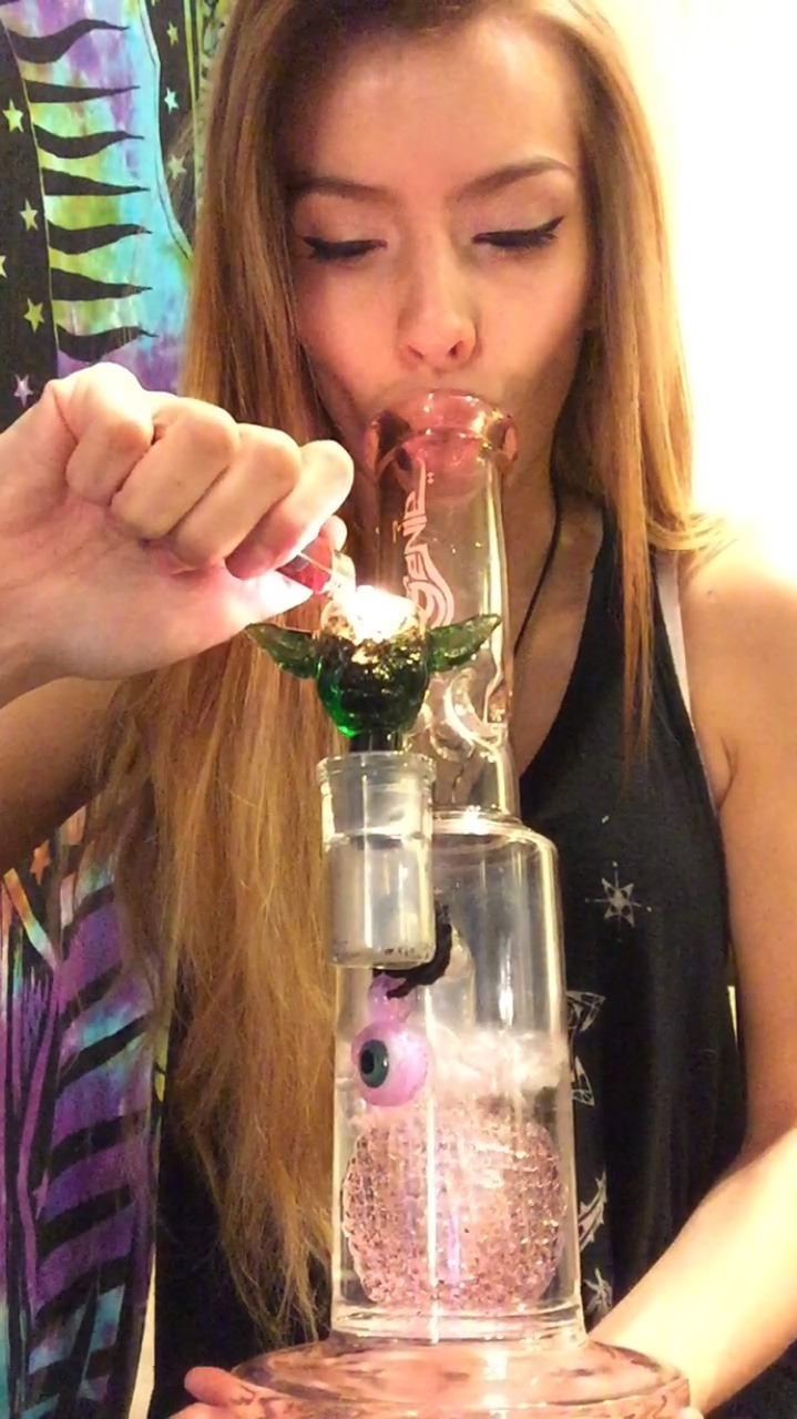 doobiedrewbie:  This got me baked as fuck. 👋😋💨