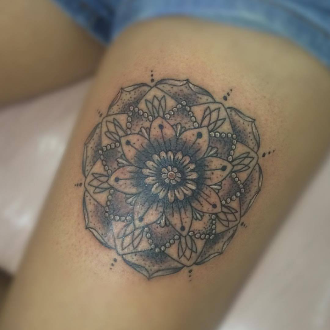 #tattoo #tatuaje #tatu #ink #inked #inkup #inklife #mandala #hindu #flor #black #blacktattoo