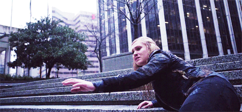 wanhedathelegend:  This for me has got to be one of my favorite clexa moments ever, because we alway