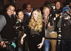  Amanda Seyfried poses with paparazzi   