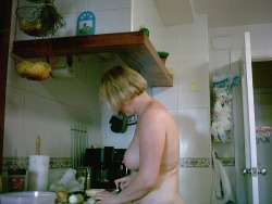 dutchie2001:  sexy housewife in the kitchen