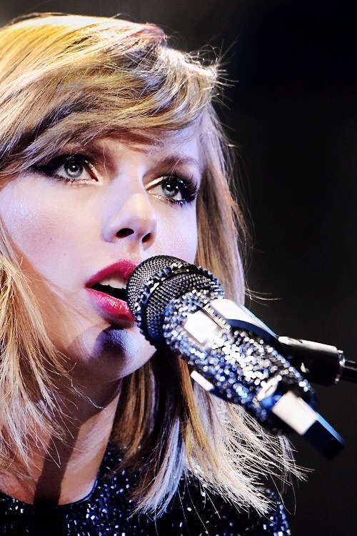 wolf0889: clearbluewater98: taylorswift One day, when someone asks me why I love Taylor Swift so muc