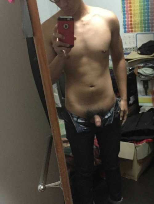 sgcutegays: sgnottiboys: cute dick small but cute face made up for it :P