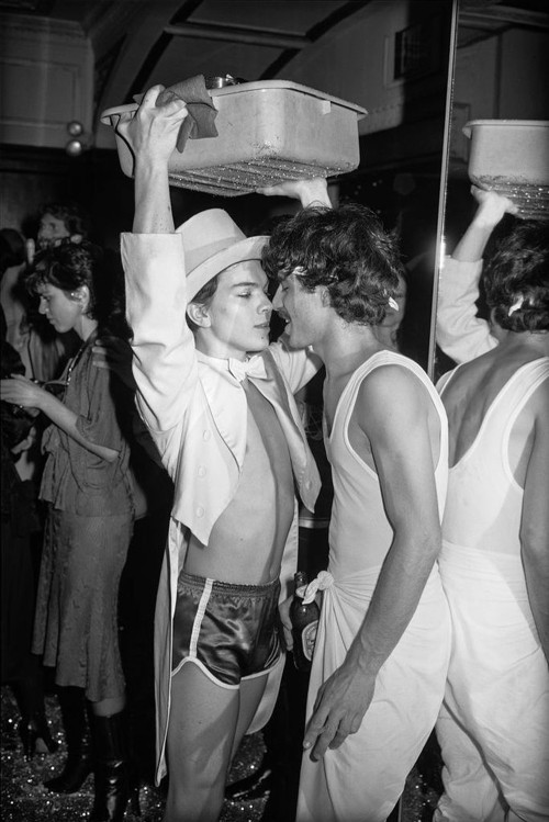 funkpunkandroll84:A busboy and a patron about to make out at Studio 54 by Tod Papageorge, c. 1978