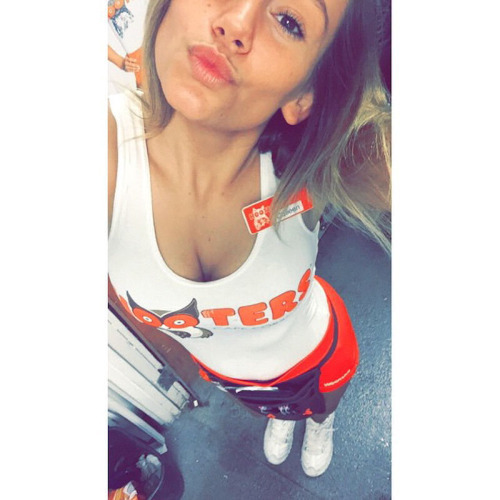 superfructose:  The hottest hooters girls … follow for more —&gt; superfruct