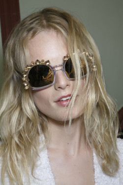 the-front-row:  Hanne gaby odiele backstage at Sonia rykiel spring/summer 2014  Poni se parece a lo que haces con los lentes xDD