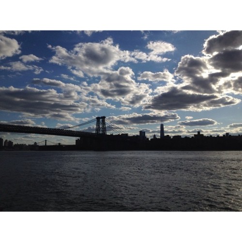 ⛅️ #view #williamsburg #brooklyn #manhattan #bridge #skyline #clouds #sky #eastriver #nyc (at Grand 