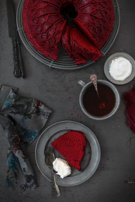 jeshala:  toloveviceforitself:  geekygothgirl:  arsenicinshell:  Red velvet bundt