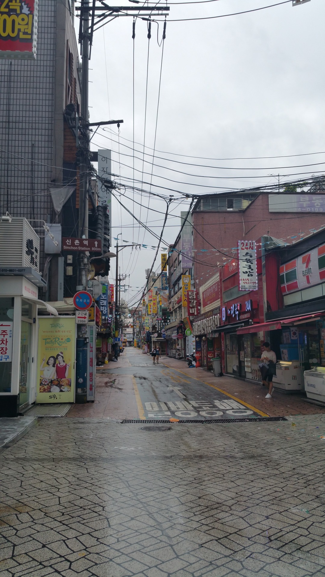 fuckyeahjapanandkorea:  Rainy Days in Seoul. 