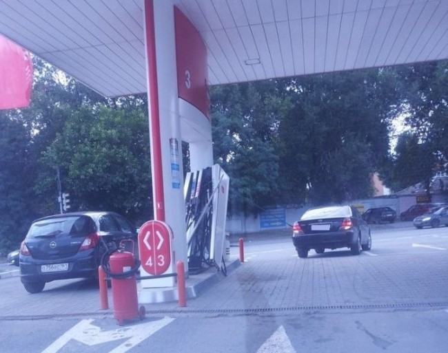 pr1nceshawn:  Few things in life are harder to understand than gas stations… 