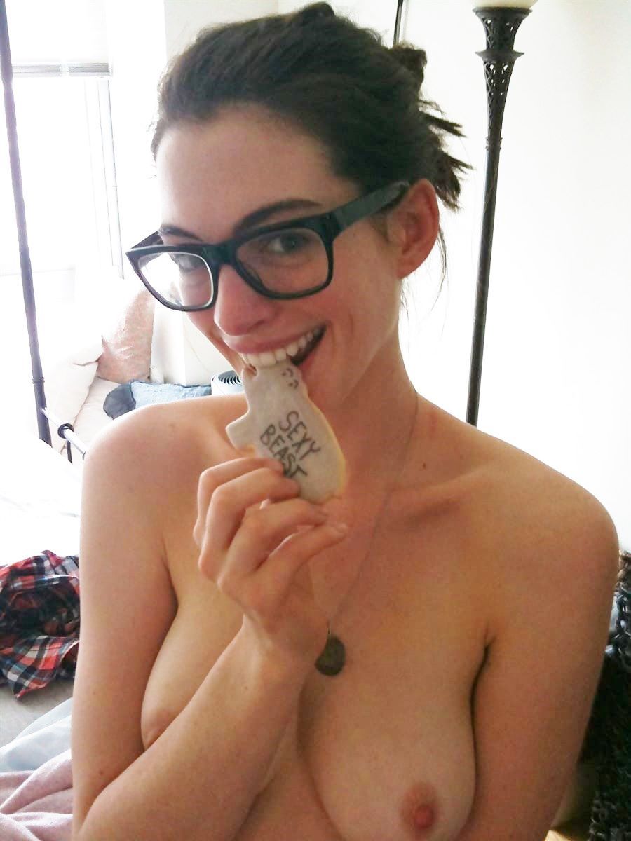 classycollectordaze:  ANNE HATHAWAY   GLASSES CUTIE