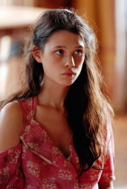 florahlea:  caligynephile:  Àstrid Bergès-Frisbey