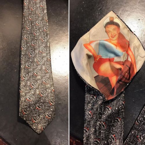 Peekaboo, she sees you! Brilliant novelty late fifties/early 60s tie. Black, gray, and dark pink. Li