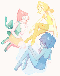 foxydodo:  Pretty pearls ^-^ First fan art of 2016 turns out to be Steven Universe and this is probs the 2nd time I drew anything for it   