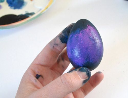 art-tension:   How To Make Galaxy  Easter Egg      Facebook        Happy Easter, bored pandas! Two days ago we posted a list of 20+ Creative Easter Egg Decoration Ideas and according to your votes the winner is “Galaxy Eggs” by Allison Murray