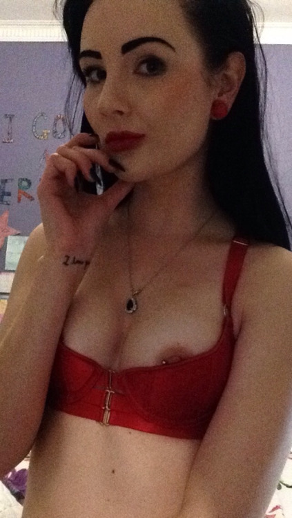 selfpicshotbabes:  More Hot Selfshot Babes