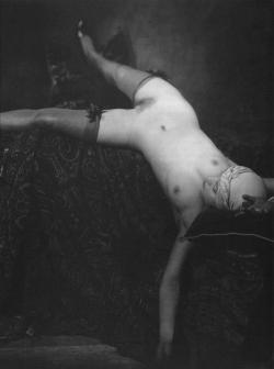 void-dance:  Anonyme - Nu couché, ca. 1920  