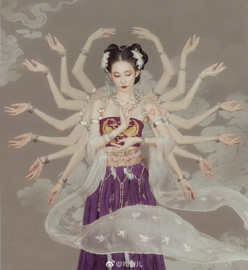 yansanniang: “飞行云中，神化轻举，以为天仙，亦云飞仙。” @司音儿 The model is depicted as Feitian/飛天, also known as Aps