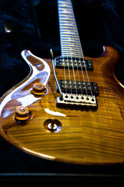 guitarlust:  Lefty Custom 22 in Black Gold.