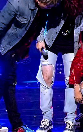 taechnological: champagnejimin:  yeah, I’m not fine  can’t believe his knees alone are capable of ma