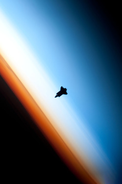 preteritando:  avenuesofinspiration:  Shuttle Approaching | Source © | AOI    Follow Back &lt;3