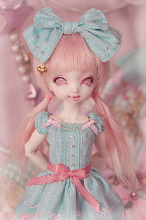  My cutie Tomoko got a new dress. When I saw that fabric I knew I had to turn it into something very Angelic Pretty. It’s not OTT enough though, I feel… Tomoko is a Dollpamm Momo sculpt. 