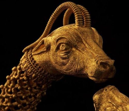 mythologyofthepoetandthemuse:Gold bracelet with animal head (detail), 4th-3rd B.C., Archaeological M