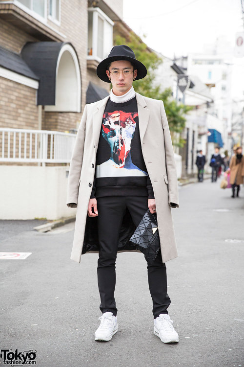 21-year-old Japanese student Ryo (Twitter or Instagram) on the street in Harajuku wearing a Zara coa