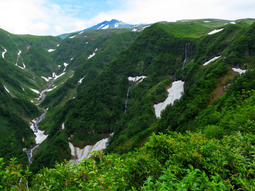 msp-j: 鳥海山　白糸の滝 Shira-ito-no-taki Falls, Chokaisan volcano, that appear during the snow-melting seas