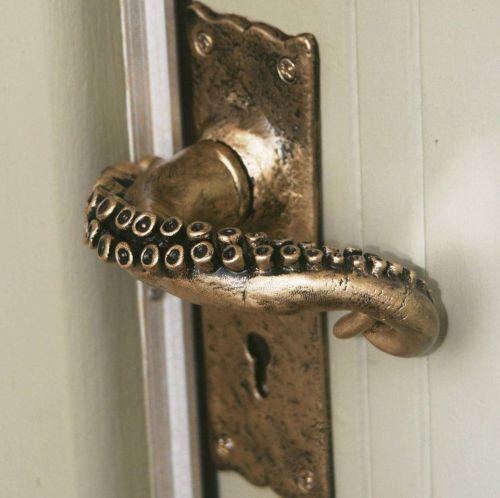 moroseoperalover:apolonisaphrodisia:Handmade Octopus Arm door handlesAvailable here I’m buying these