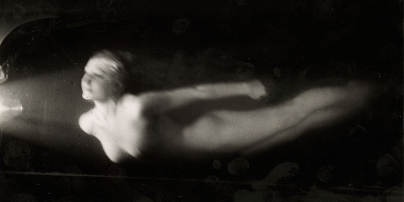 thingsiwonderare:Rogi André “Jacqueline Lamba dans un aquarium” 1934