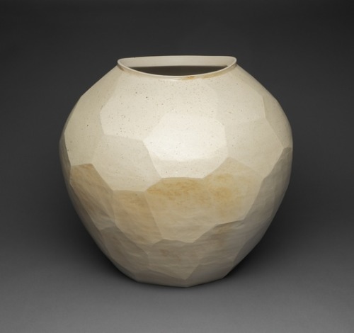 Faceted Round Jar, Lee In-chin, 2008, Art Institute of Chicago: Asian ArtRestricted gift of the Asia