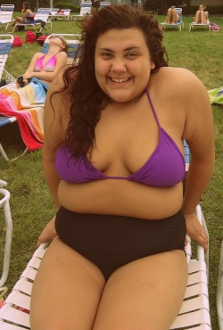 chubby-bunnies:  Just another babe at the pool:)    Nice